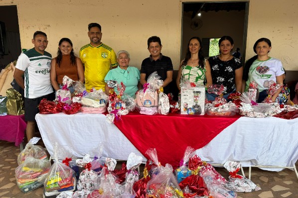 VEREADOR FELIBERG MELO PARTICIPA DE HOMENAGEM ESPECIAL AO DIA DAS MÃES NA VILA BOM JARDIM