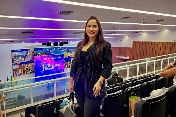 PROCURADORA DA MULHER DA CÂMARA MUNICIPAL DE AÇAILÂNDIA REPRESENTA O PODER LEGISLATIVO EM EVENT...